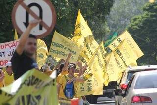 Manifestantes estão com bandeiras e faixas contra a presidente Dilma (Foto: Marcos Ermínio)