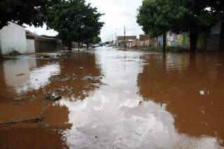 Chuva alagou bairros e vias da Capital (foto: Cleber Gellio)
