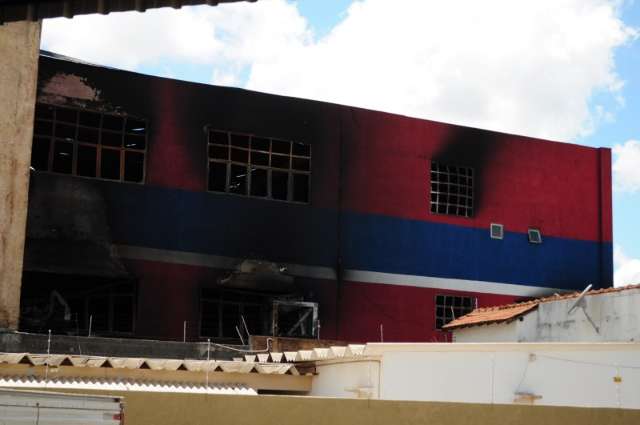 Seguradora ainda analisa perdas de loja destru&iacute;da pelo fogo