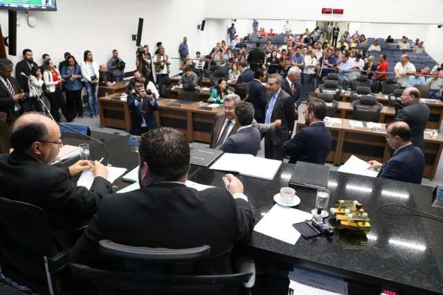 Funcion&aacute;rios da MSG&aacute;s cruzam bra&ccedil;os &agrave; tarde para ir a audi&ecirc;ncia na Assembleia