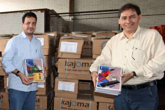 S&oacute; depois de 4 meses de aula, prefeito entrega kits escolares