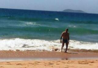 André na praia do Tocuns, em Búzios, onde curtiu férias até o dia 14 (Foto: Romulo Ojeda)