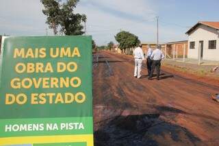 O governador Reinaldo Azambuja durante vistoria de obras de pavimentação de vias urbanas em Taquarussu (Foto: Chico Ribeiro)