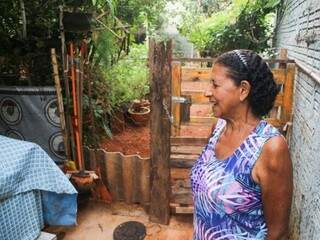 Agora, ela quer mexer com a terra para poder plantar mais no quintal (Foto: Paulo Francis)