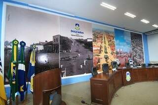 Painel montado no plenário da Câmara de Dourados é decorado com fotos da cidade; concurso começa amanhã (Foto: Thiago Morais/Divulgação)