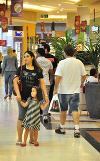 Malina Belin, com a filha Duda, diz que prefere comodidade do shopping.
