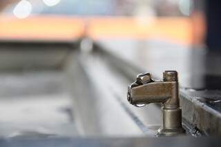 População e trabalhadores evitam tomar água dos terminais com medo de pegar doenças (Foto: Marcos Ermínio)