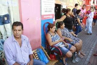 Consumidores chegaram com dois dias de antecedência para participar de liquidação (Foto: Cleber Gellio)
