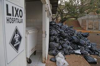 Lixo continua acumulado no Regional  (FOTO;Gerson Walber)