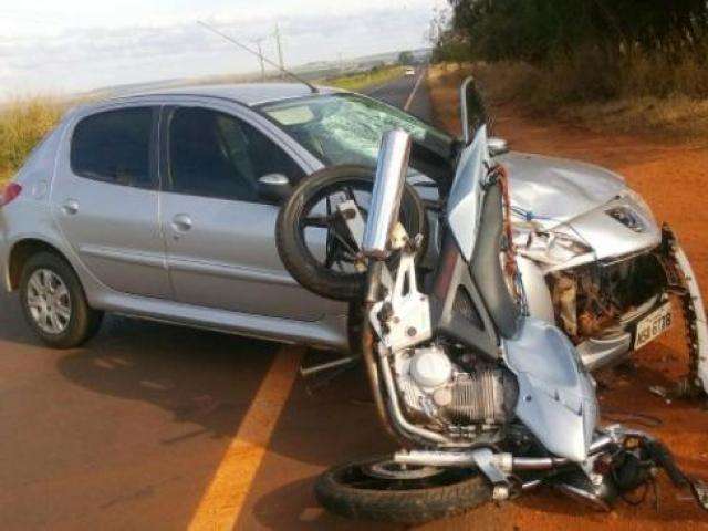 Motociclista fica gravemente ferido ao ser atingido por carro na MS-141