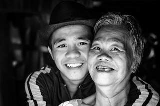 Mãe e filho nas Filipinas. (Foto: Evandro Sudre)