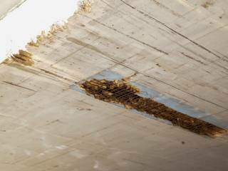 Parte do concreto foi arrancado por veículos maiores na parte de baixo da alça superior do viaduto da UFMS (Foto: Kisie Ainoã)