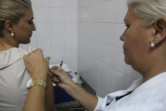 Sem saber de prorroga&ccedil;&atilde;o de campanha, popula&ccedil;&atilde;o lota postos em busca de vacina