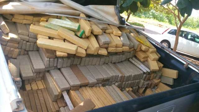 Pol&iacute;cia encontra 957 quilos de maconha em Amarok abandonada