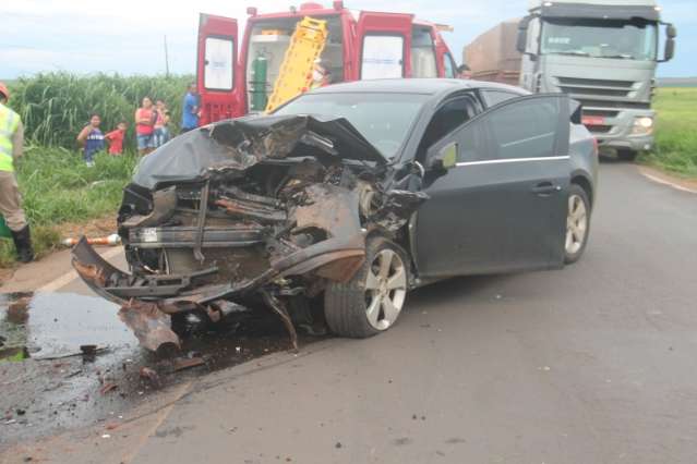 Colis&atilde;o frontal entre carros de passeio deixa homem ferido na MS-306