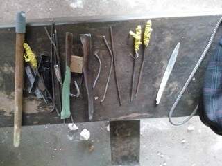No local, foram localizados armas artesanais (Foto: Direto das ruas)
