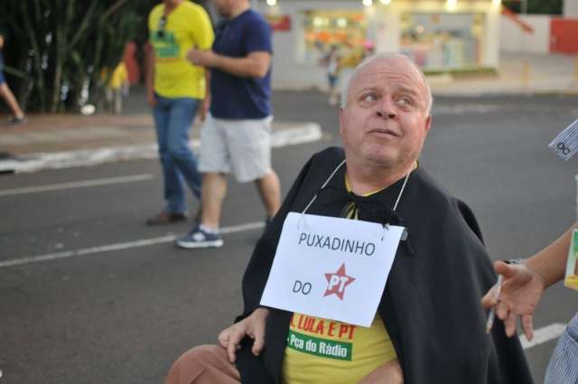 Protesto puxado pelo Batman re&uacute;ne 600 e termina com hino e fogos 