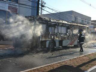 Ônibus foi incendiado ontem pela manhã na avenida Zahran. (Foto: Minamar Junior)