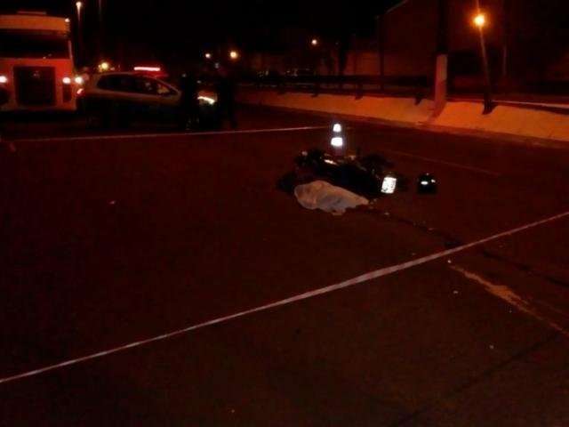 Motociclista que morreu ao bater em caminh&atilde;o pilotava sem CNH