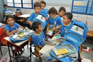 Alunos de escolas municipais de Dourados recebem kit de material, uniforme e tênis entregue pela prefeitura (Foto: Divulgação/A. Frota)