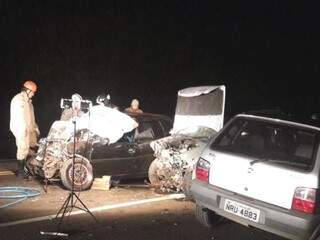 A colisão foi de frente. Os carro ficaram destruído.
No total, duas pessoas morreram e cinco ficaram feridas (Foto: Izabela Sanchez) 