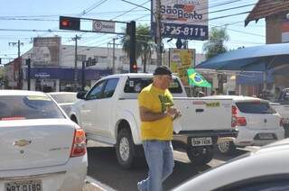 Integrantes do Reaja Brasil adesivaram veículos nesta manhã (Foto: Alcides Neto)
