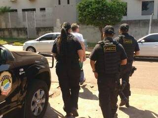 Agente penitenciário é conduzido por policiais do Gaeco (Foto: Adilson Domingos)