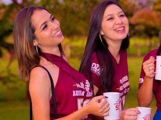 Letícia e Thaline, na festa de comemoração dos 500 dias do curso de Direito (Foto: reprodução/Facebook)