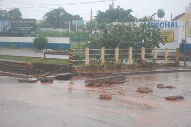  C&oacute;rrego Segredo transborda e engole Avenida Ernesto Geisel