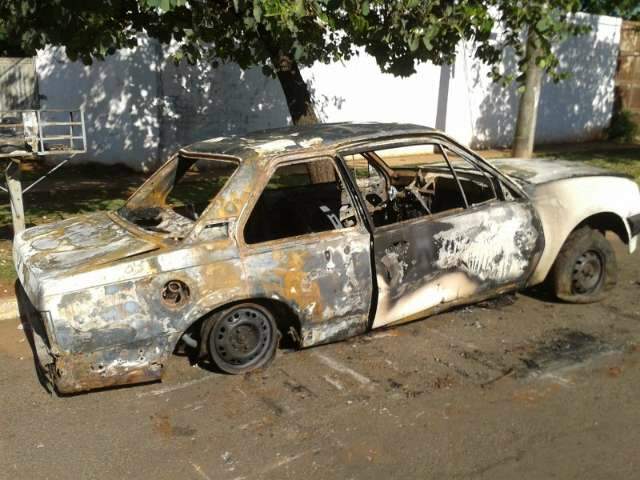 Monza &eacute; encontrado em chamas no Jardim Centen&aacute;rio