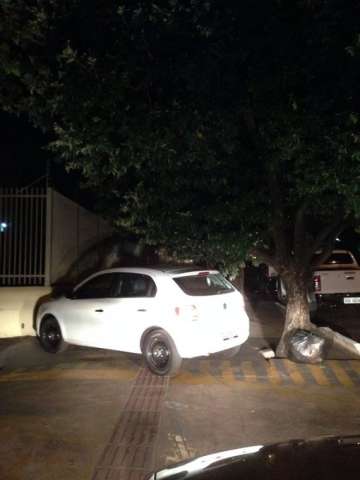 Gol estacionado em cal&ccedil;ada fecha passagem de pedestre