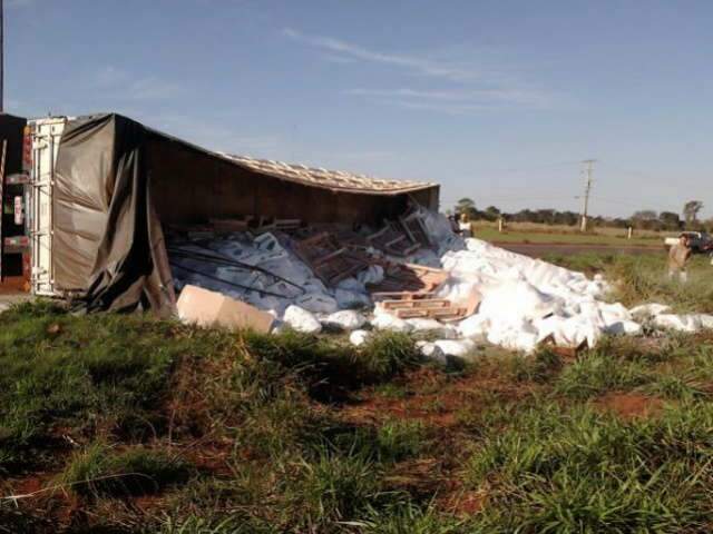  Carreta carregada de mandioca tomba na MS-134 em Nova Andradina