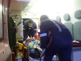 Momento em que Renaldo de Souza era levado ao hospital, onde morreu de madrugada (Foto: Cido Costa/Dourados Agora)