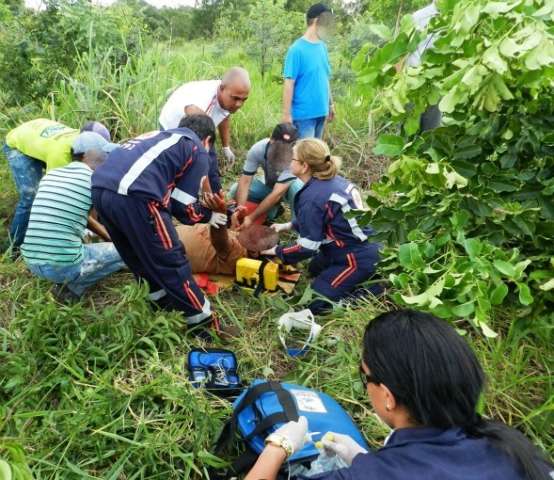 Caminhonete capota em ultrapassagem e menina de 8 anos e condutor morrem