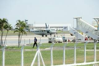 Adélio foi recebido por agentes penitenciários federais no Aeroporto Internacional de Campo Grande (Foto: Kísie Ainoã)