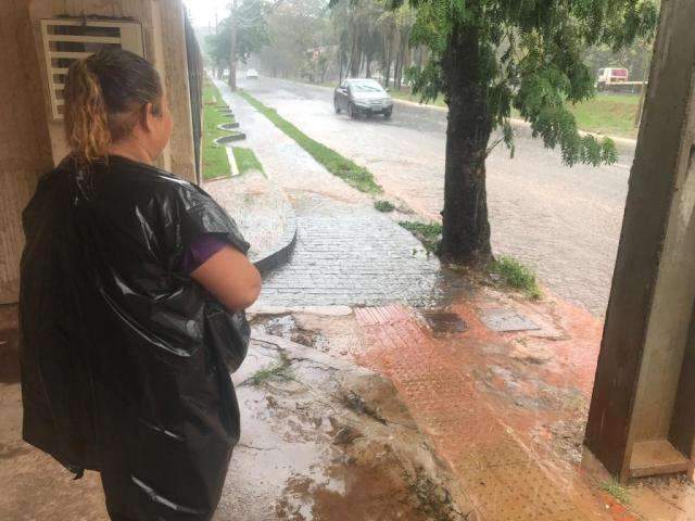 Em 20 minutos, c&oacute;rrego enche e pancada de chuva deve continuar at&eacute; domingo