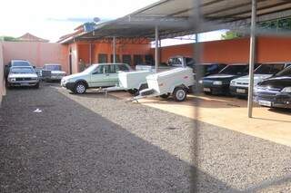 Garagem de veículos onde ocorria a festa de confraternização. (Foto: Marcos Ermínio)