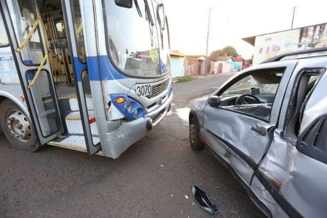 Jovem n&atilde;o respeita preferencial e colide em &ocirc;nibus no bairro Buriti