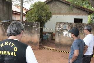 Corpo foi encontrado dentro de casa. (Foto: PC de Souza)