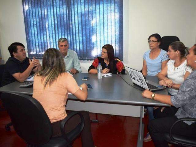 Sem combust&iacute;vel e merenda, prefeitura suspende aulas em Vicentina