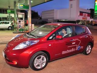Nissan Leaf, carro 100% elétrico, estacionado num local em que não vai visitar. A carga do veículo é feita em tomada convencional e pode levar até 12 horas. (Foto: João Garrigó)