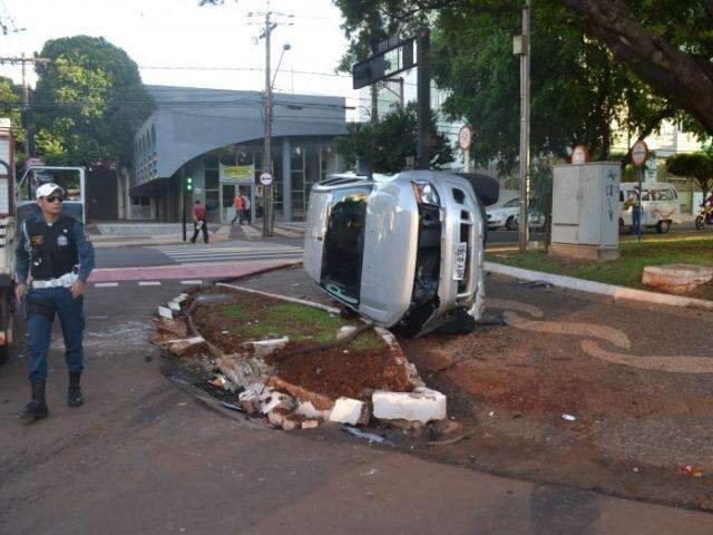 Caminhonete capota e arranca sem&aacute;foro na avenida Afonso Pena