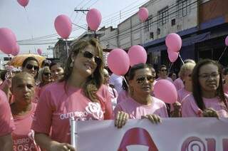 Mulheres da Guarda Municipal, ônibus e Samu acompanharam a caminhada (Foto: Marcelo Calazans)