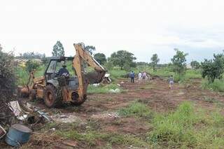 Máquina que custou R$ 550, por quatro horas retira mato do terreno. (Foto: Alan Nantes)