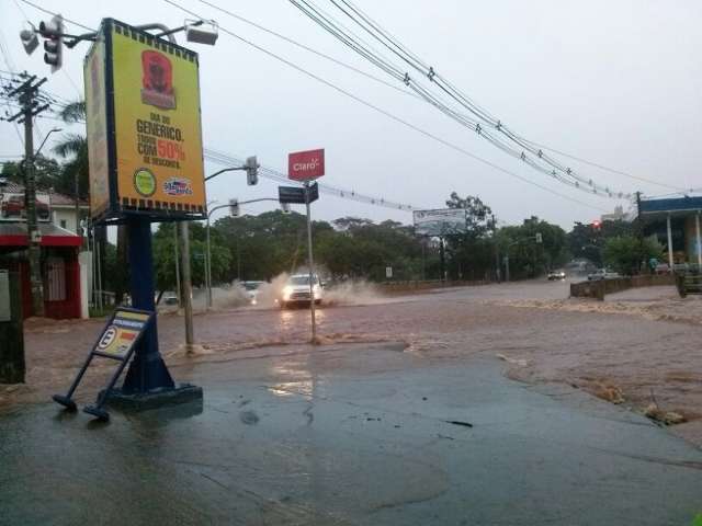 Dois &ldquo;piscin&otilde;es&rdquo; podem acabar com alagamentos na regi&atilde;o do Prosa