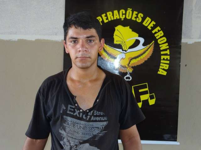 Traficantes fogem mas abandonam ve&iacute;culo com 950 kg de maconha 