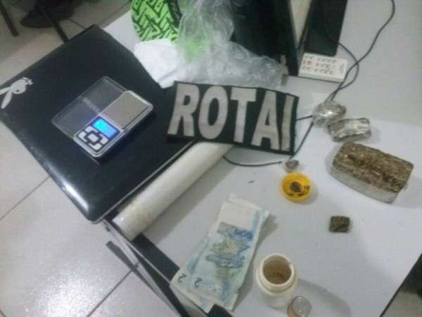 Idosa de 73 anos &eacute; flagrada pela pol&iacute;cia ao esconder droga para o neto