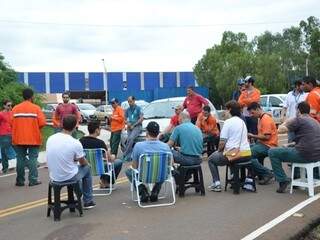 Funcionários em greve concentrados em frente da termoelétrica (Foto:TL Notícias_