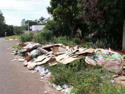 Moradores reclamam de lixo acumulado por coletor de reciclagem no Danúbio Azul