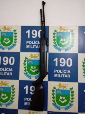 Ferido no rosto com a pr&oacute;pria arma, homem sai de hospital para cela